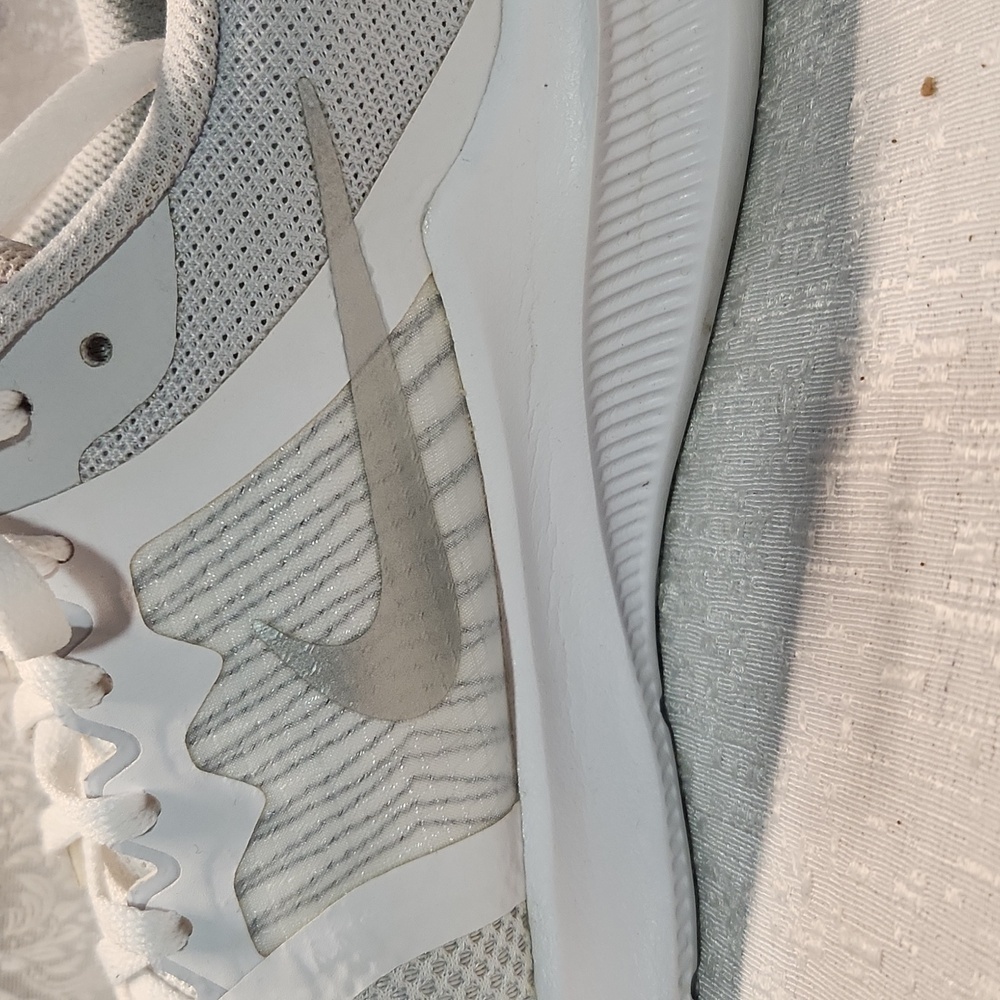 NIKE WOMEN'S Size 8 1/2 White and Gold Running Shoes - Picture 2 of 9
